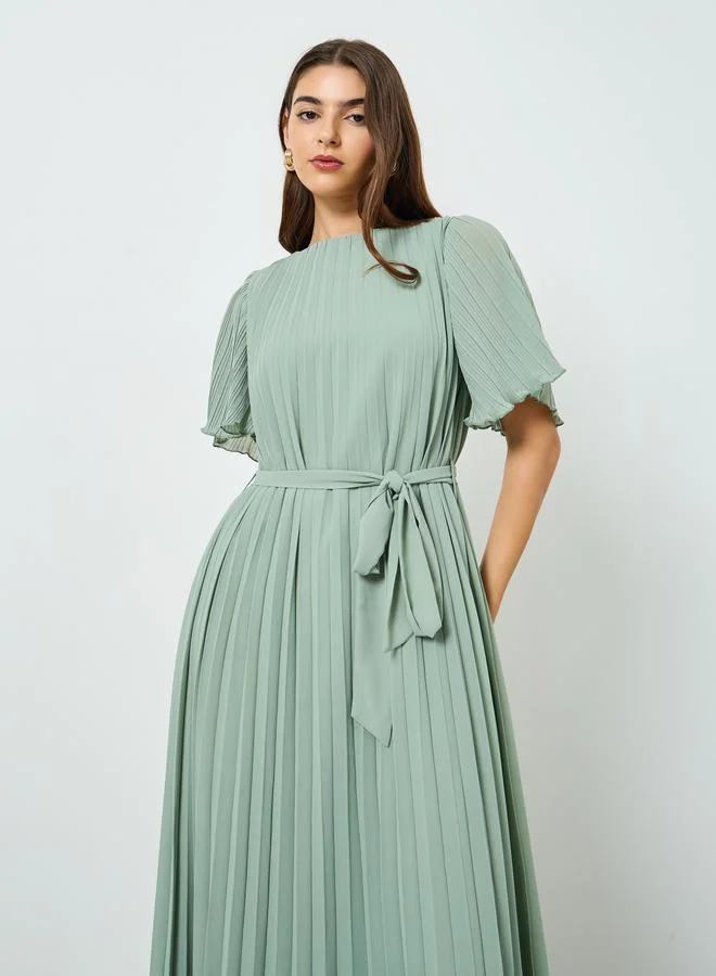 ستايلي فستان أخضر طويل بكسرات وحزام